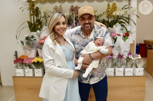 Bella, filha do sertanejo Edson, dupla de Hudson, e Deia Cypri, deixou a maternidade com os pais nesta sexta-feira, 10 de maio de 2019