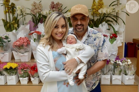 Filha do sertanejo Edson e da apresentadora Deia Cypri, Bella foi para casa com os pais pela primeira vez nesta sexta-feira, 10 de maio de 2019