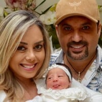 Mulher do sertanejo Edson combina look com a filha ao deixar maternidade. Fotos!