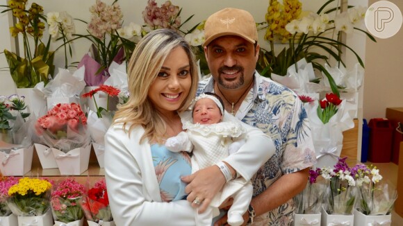 Filha do sertanejo Edson, dupla de Hudson, e Deia Cypri, Bella deixou a maternidade com os pais nesta sexta-feira, 10 de maio de 2019
