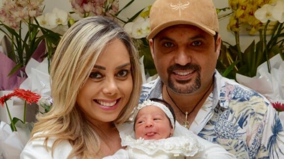 Mulher do sertanejo Edson combina look com a filha ao deixar maternidade. Fotos!