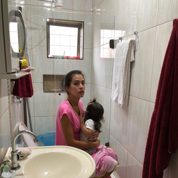 Adriana Sant'Anna aparece no vaso sanitário com a filha, Linda, no colo