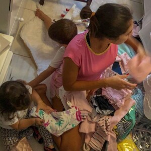 Adriana Sant'Anna brinca com os filhos, Rodrigo e Linda, entre brinquedos e objetos