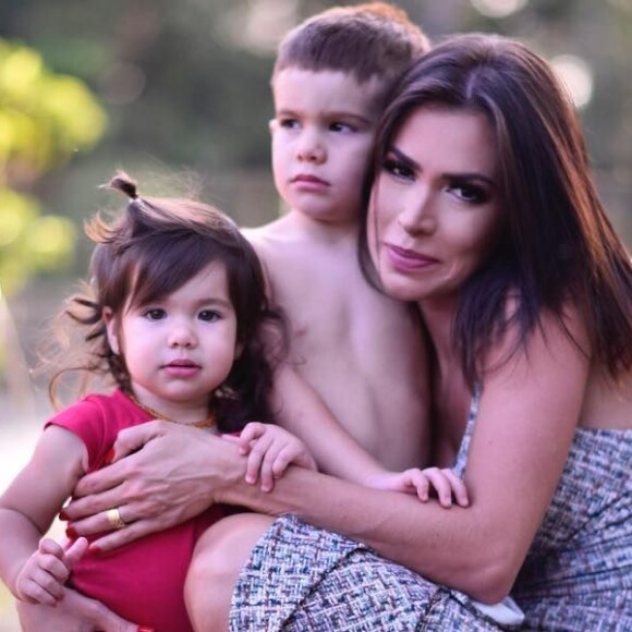 Adriana Sant'Anna compartilha momentos de maternidade real ao lado dos filhos, Rodrigo e Linda, no Dia das Mães, em 12 de maio de 2019