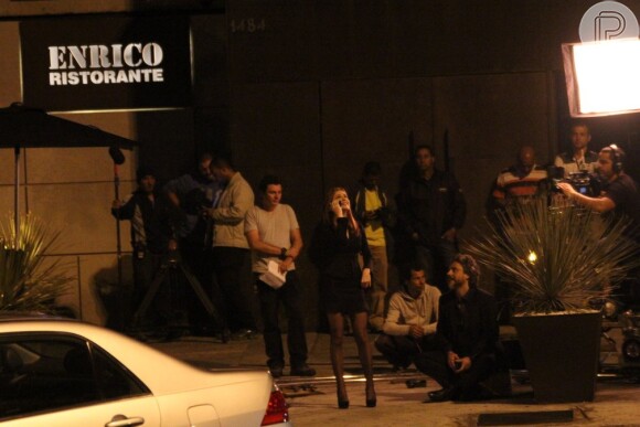 Marina Ruy Barbosa fala ao celular durante intervalo de gravação de 'Império'