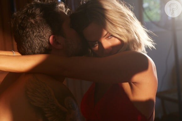 Hot couple! Bruno Gagliasso e Gio Ewbank posam juntos para campanha de Dia dos Namorados