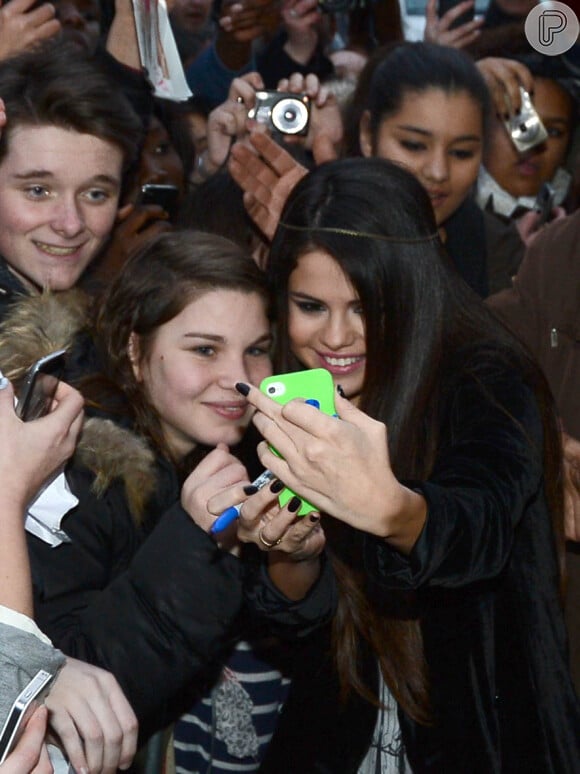 Selena Gomez tirou fotos com fãs e mostrou uma simpatia enorme