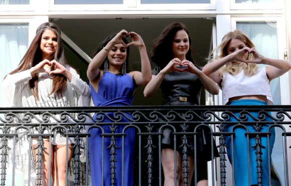 Selena Gomez, Vanessa Hudgens, Ashley Benson e Rachel Korine acenaram para multidão de fãs que estavam esperando as atrizes na frente do hotel onde estavam hospedadas, em Paris, na França, neste domingo, 17 de fevereiro de 2013