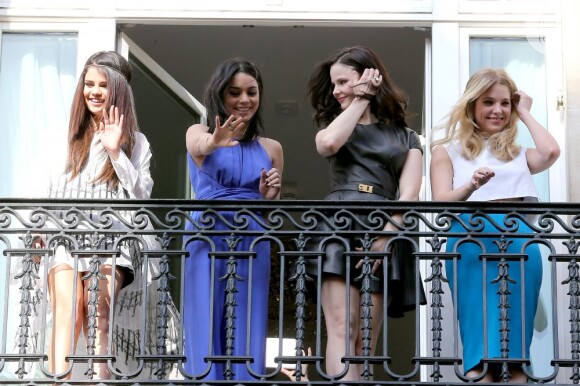 Selena Gomez, Vanessa Hudgens, Ashley Benson e Rachel Korine foram divulgar o filme 'Spring Breakers' em Paris, na França
