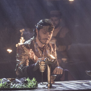 Na novela 'Jezabel', Etbaal (Luciano Quirino) manda que a filha, Jezabel (Lidi Lisboa), participe de um jantar promovido pelo rei, no capítulo de segunda-feira, 20 de maio de 2019