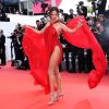 Alessandra Ambrósio exibiu vestido com muita fluidez e pernas à mostra no tapete vermelho de Cannes
