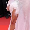 Alessandra Ambrósio elegeu vestido com fenda, plumas e muita transparência para o primeiro dia em Cannes