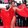Alessandra Ambrósio exibiu look sensual com muita fluidez no Festival de Cannes