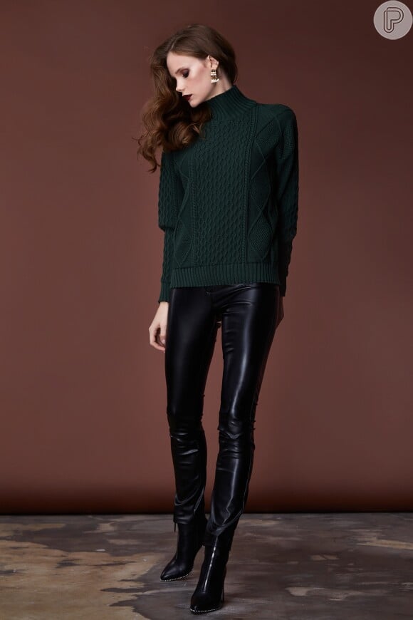 Tricô com calça de couro, um look perfeito para equilibrar as proporções e se sentir poderosa nos dias frios!