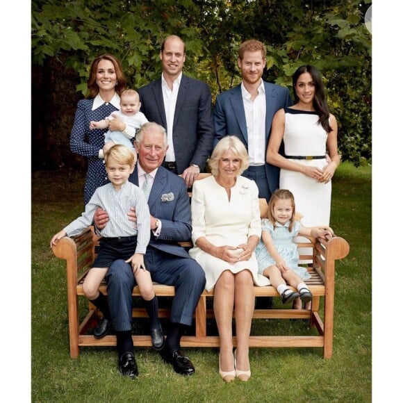 Kate Middleton com os herdeiros, os duques de Sussex antes de Archie e príncipe Charles e Camila