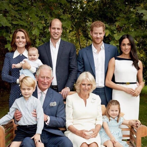 Kate Middleton com os herdeiros, os duques de Sussex antes de Archie e príncipe Charles e Camila