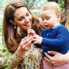 Kate Middleton se diverte com o pequeno Louis com vestido acessível