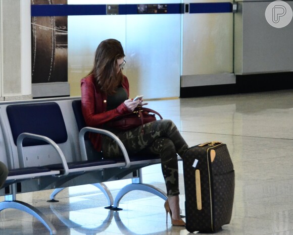 Marina Ruy Barbosa confere mensagens de seu celular em saguão do aeroporto Santos Dumont, no Rio
