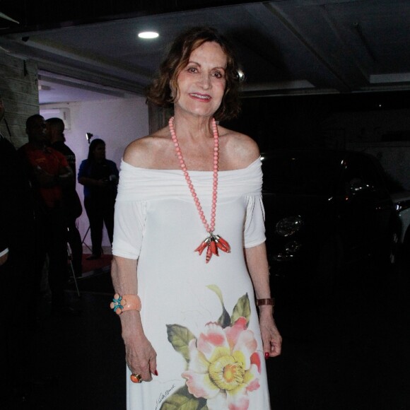 Rosamaria Murtinho aposta em vestido ombro a ombro com estampa floral para festa de lançamento da novela 'A Dona do Pedaço', na Barra da Tijuca, Rio de Janeiro, nesta segunda-feira, 20 de maio de 2019