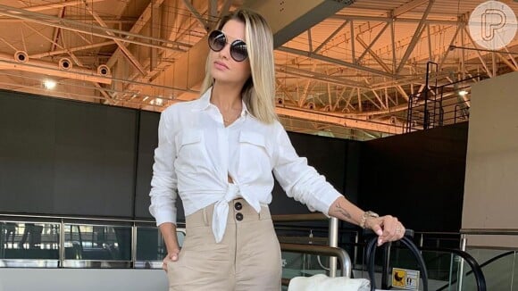 Andressa Suita elege look com trends para pegar avião nesta terça-feira, dia 21 de maio de 2019