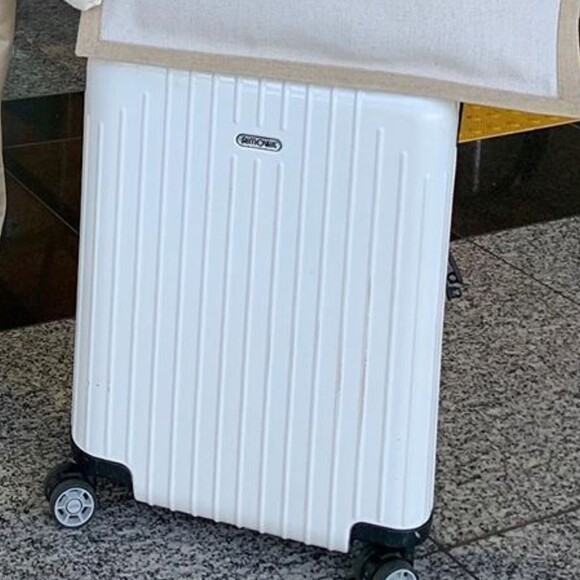 Andressa Suita usou uma bolsa de rodinhas da Rimowa nesta terça-feira, dia 21 de maio de 2019