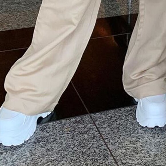 Andressa Suita apostou no daddy sneaker em aerolook desta terça-feira, dia 21 de maio de 2019