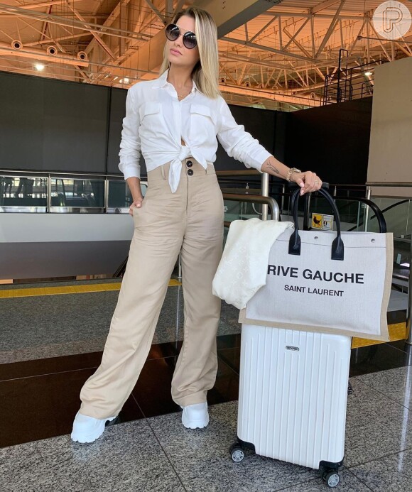 Andressa Suita  combinou uma calça de alfaiataria com camisa social branca nesta terça-feira, dia 21 de maio de 2019
