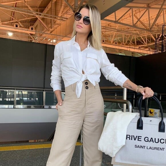 Andressa Suita  combinou uma calça de alfaiataria com camisa social branca nesta terça-feira, dia 21 de maio de 2019