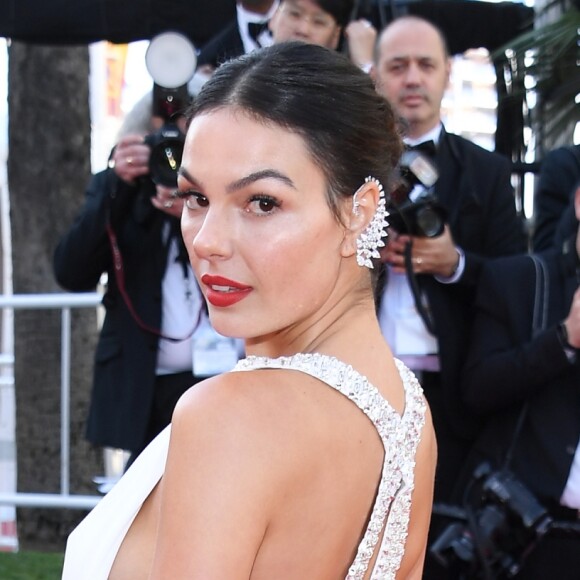 Isis Valverde arrasou no look ao cruzar o red carpet do festival de Cannes