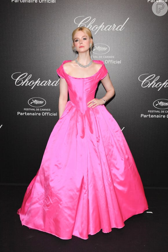 Elle Fanning com um vestido em estilo de princesa de Vivienne Westwood 