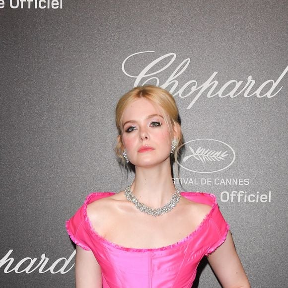 Elle Fanning com um vestido em estilo de princesa de Vivienne Westwood 