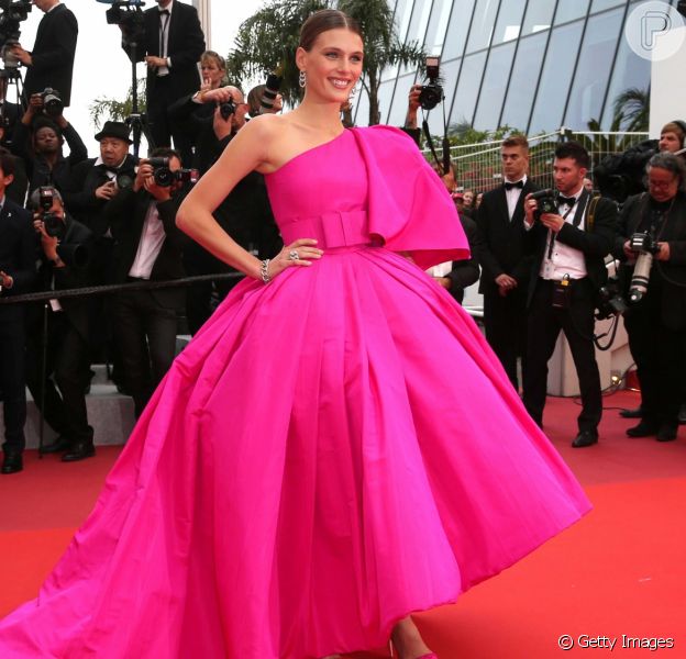 Moda das blogueiras: vestido rosa é tendência em tapete vermelho - Purepeople