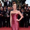 Marina Ruy Barbosa atraiu holofotes do Festival de Cannes ao surgir com um longo vermelho brilhosos, brincos de rubis e coque alto