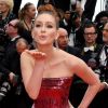 Marina Ruy Barbosa marca presença no Festival de Cannes com um elegante look vermelho brilhoso nesta quarta-feira, dia 22 de maio de 2019