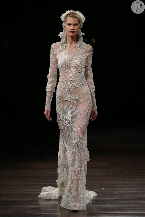 Os bordados florais em 3D estão mais em alta que nunca, o vestido é Naeem Khan