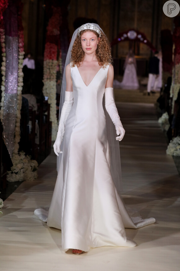 Também de Reem Acra, minimalista com luvar longas e tiara, uma das tendências da temporada