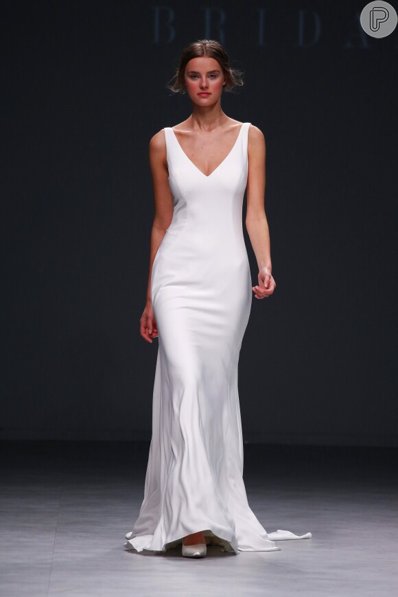 Decote em V no vestido totalmente minimalista Reem Acra, usado sem adereço na cabeça