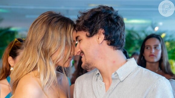 Sasha Meneghel e o namorado, Bruno Montaleone, se beijaram no lançamento de coleção de joias da filha de Xuxa