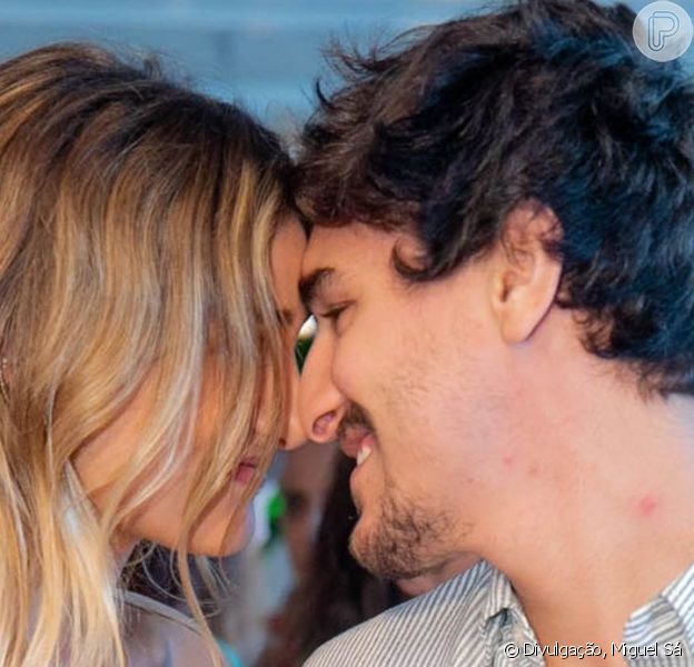 Sasha Meneghel e o namorado, Bruno Montaleone, se beijaram no lançamento de coleção de joias da filha de Xuxa