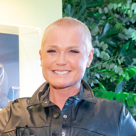 Xuxa se derreteu ao ver a filha, Sasha Meneghel, assinar coleção de joias, que tem o universo como mote: 'Superorgulhosa'