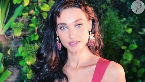 Débora Nascimento beija outra mulher em festival de música, diz jornal neste sábado, dia 25 de maio de 2019