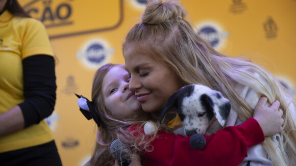 Que fofura! Luísa Sonza adota cachorrinho para a irmã caçula: 'Primeiro da vida'