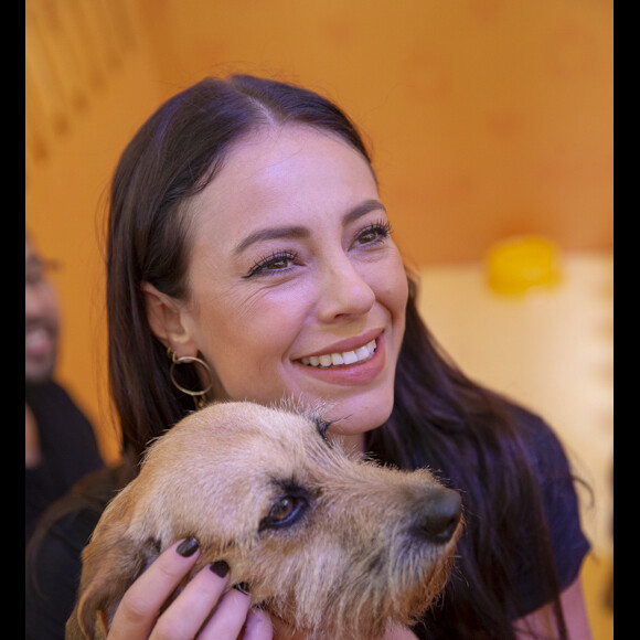 Paolla Oliveira também participou da feira de adoção que aconteceu em SP