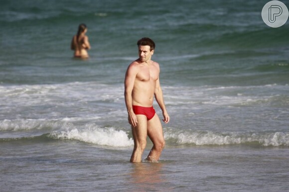 Murilo Rosa aproveitou seu dia de folga em 'Salve Jorge' para se refrescar no mar da praia da Barra da Tijuca, na zona oeste do Rio, nesta segunda-feira, 18 de fevereiro de 2013