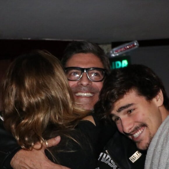 Sasha e Bruno Montaleone abraçaram Junno Andrade no final do espetáculo