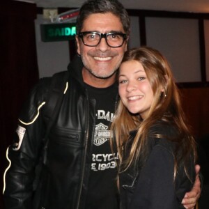 Nikki Meneghel, sobrinha de Xuxa, também foi prestigiar Junno Andrade no teatro