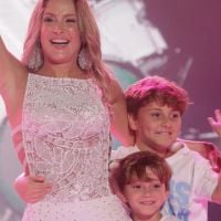 Paparicada! Claudia Leitte recebe carinho do filho ao exibir barriga de gravidez