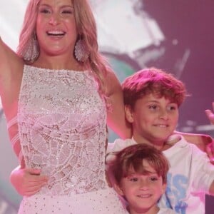 Claudia Leitte ganha abraço e beijo do filho mais novo em foto compartilhada nesta segunda-feira, dia 27 de maio de 2019