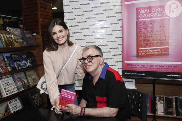 Camila Queiroz elege camisa pale pink em noite de autógrafos