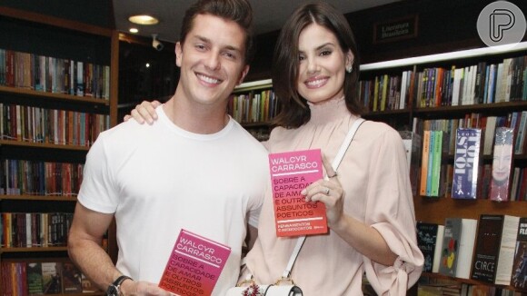 Camila Queiroz e Kleber Toledo foram prestigiar o autor Walcyr Carrasco em lançamento de seu novo livro